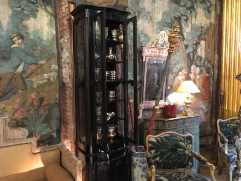 Meuble vitrine d’entre-deux galbé laqué noir XVIII ème 